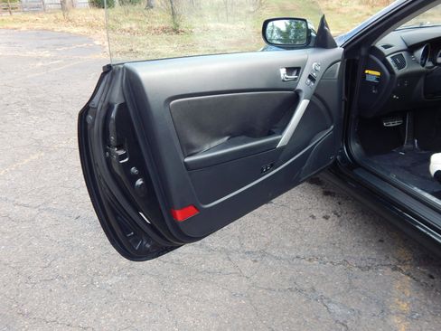 Used 2010 Hyundai Genesis 3.8 image 9