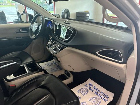 Certified 2024 Chrysler Pacifica Touring-L FWD image 39