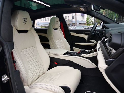 Used 2025 Lamborghini Urus SE AWD/4WD image 8