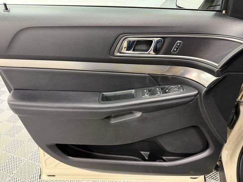 Used 2018 Ford Explorer XLT w/ Equipment Group 202A AWD/4WD image 9