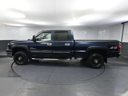 Used 2005 Chevrolet Silverado 2500 LS w/ Heavy-Duty Power Package AWD/4WD image 9