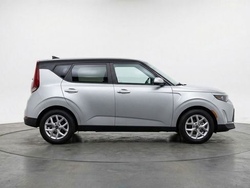 Used 2025 Kia Soul LX w/ LX Technology Package FWD image 11