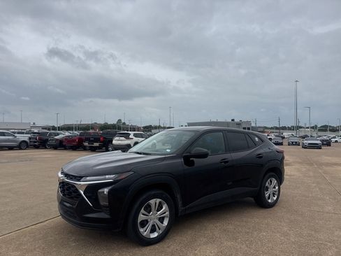 Used 2025 Chevrolet Trax LS image 8