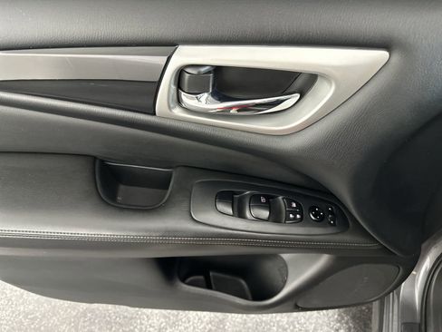 Used 2020 Nissan Pathfinder S image 17