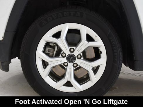 Used 2025 Jeep Compass Latitude w/ Sun & Sound Group AWD/4WD image 7