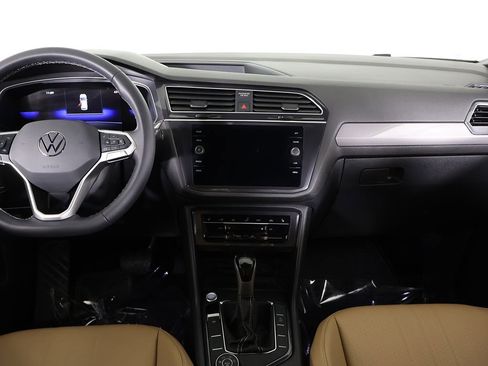 Used 2024 Volkswagen Tiguan SE image 33