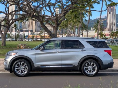 Used 2022 Ford Explorer Limited w/ Equipment Group 301A RWD image 2