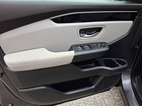 Used 2023 Honda Pilot LX image 6