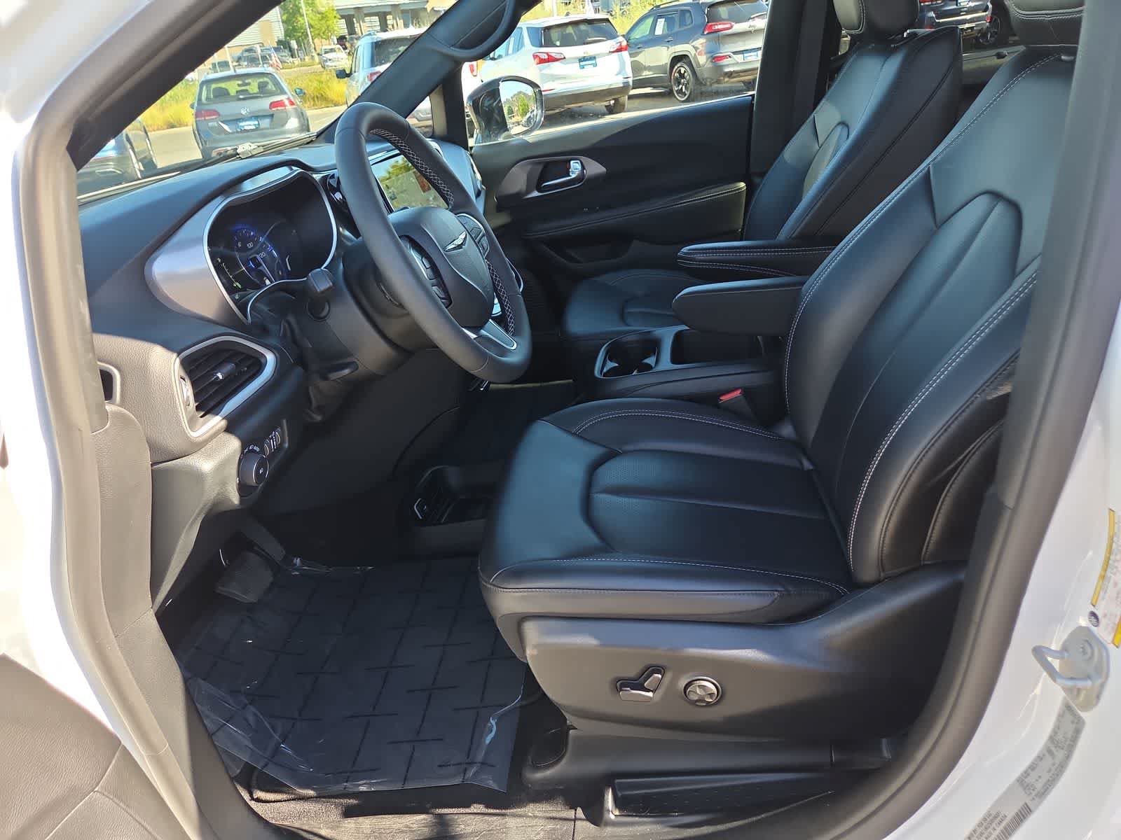 Certified 2025 Chrysler Pacifica Select FWD image 19