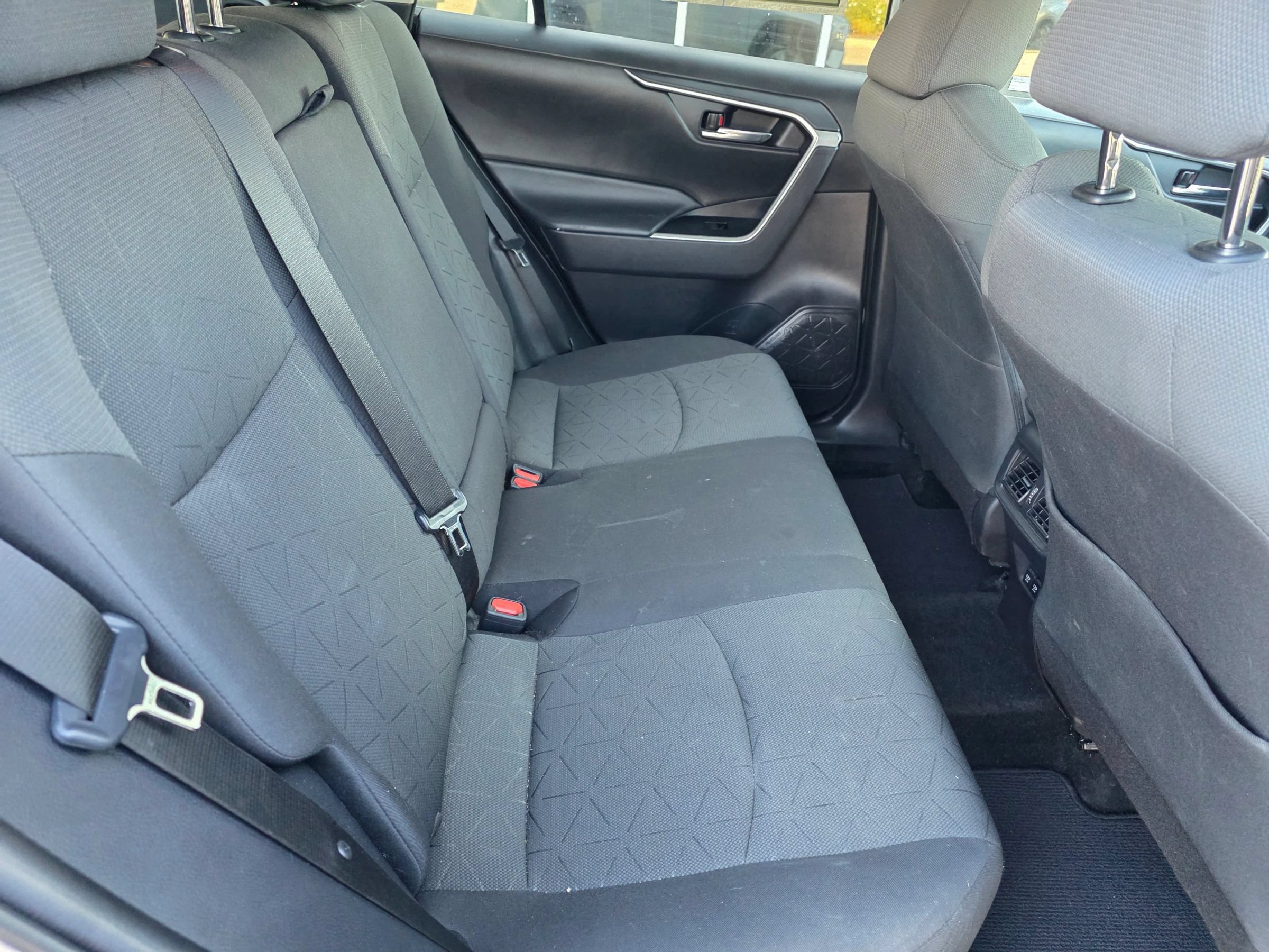Used 2021 Toyota RAV4 XLE w/ Convenience Package FWD image 9