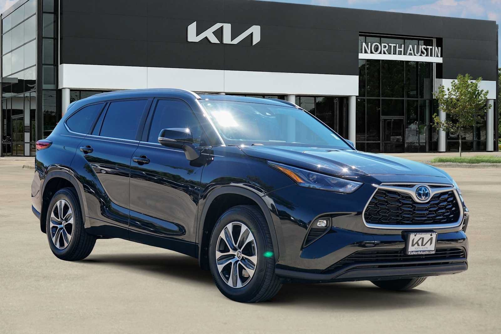 Used 2023 Toyota Highlander XLE FWD image 4