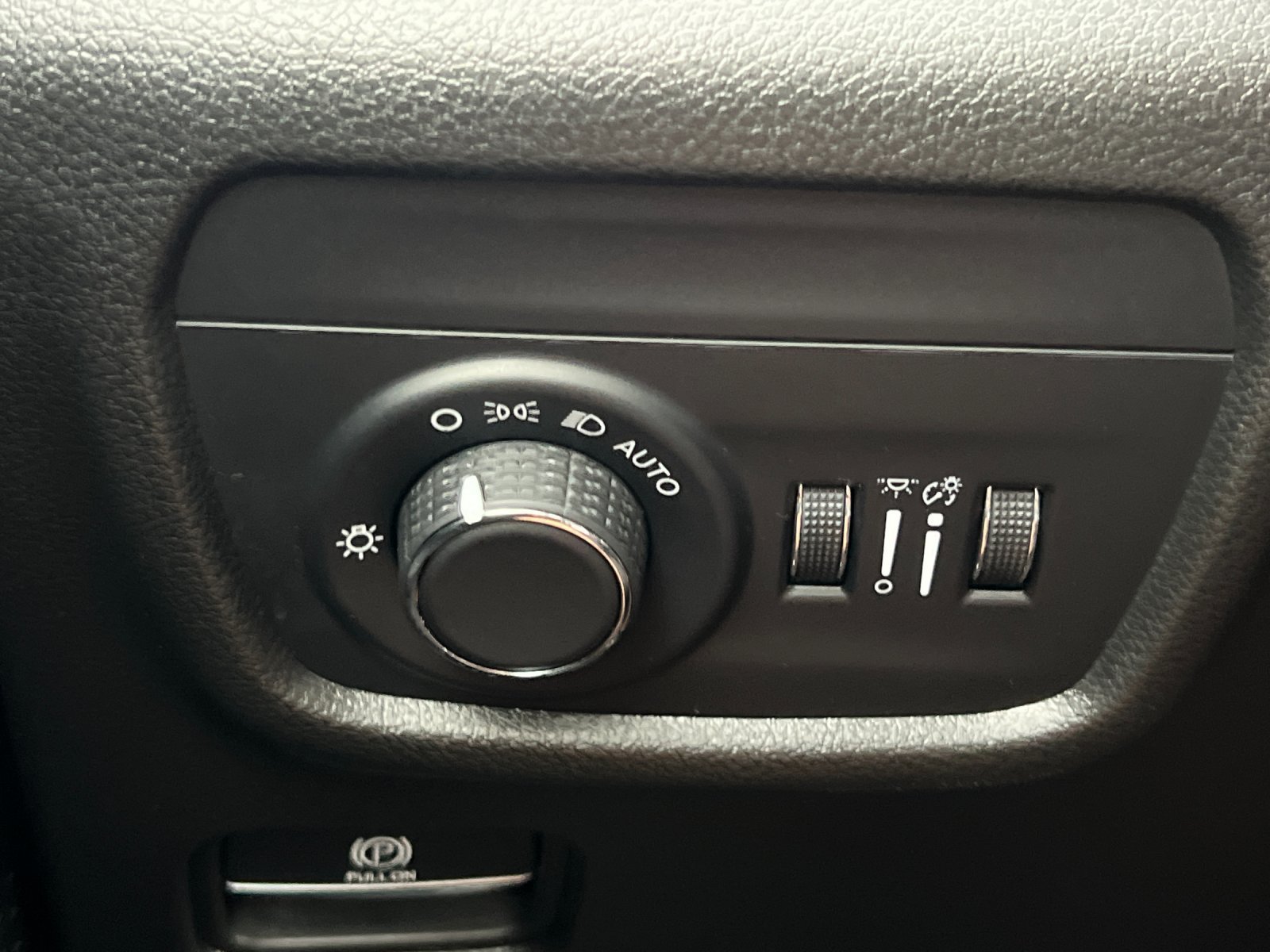 Used 2023 Jeep Grand Cherokee Laredo AWD/4WD image 34