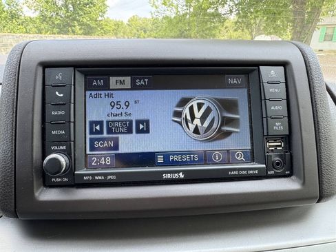 Used 2011 Volkswagen Routan SE FWD image 16