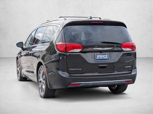 Used 2017 Chrysler Pacifica Limited FWD image 8