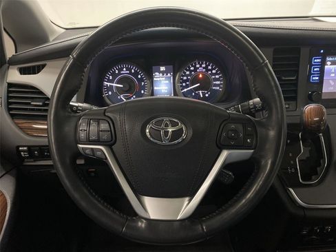 Used 2017 Toyota Sienna Limited Premium image 15