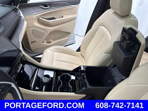 Certified 2023 Jeep Grand Cherokee Limited w/ Trailer Tow Prep Group (B) AWD/4WD image 20