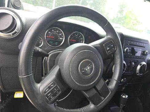 Used 2014 Jeep Wrangler Unlimited Sahara w/ Connectivity Group AWD/4WD image 5
