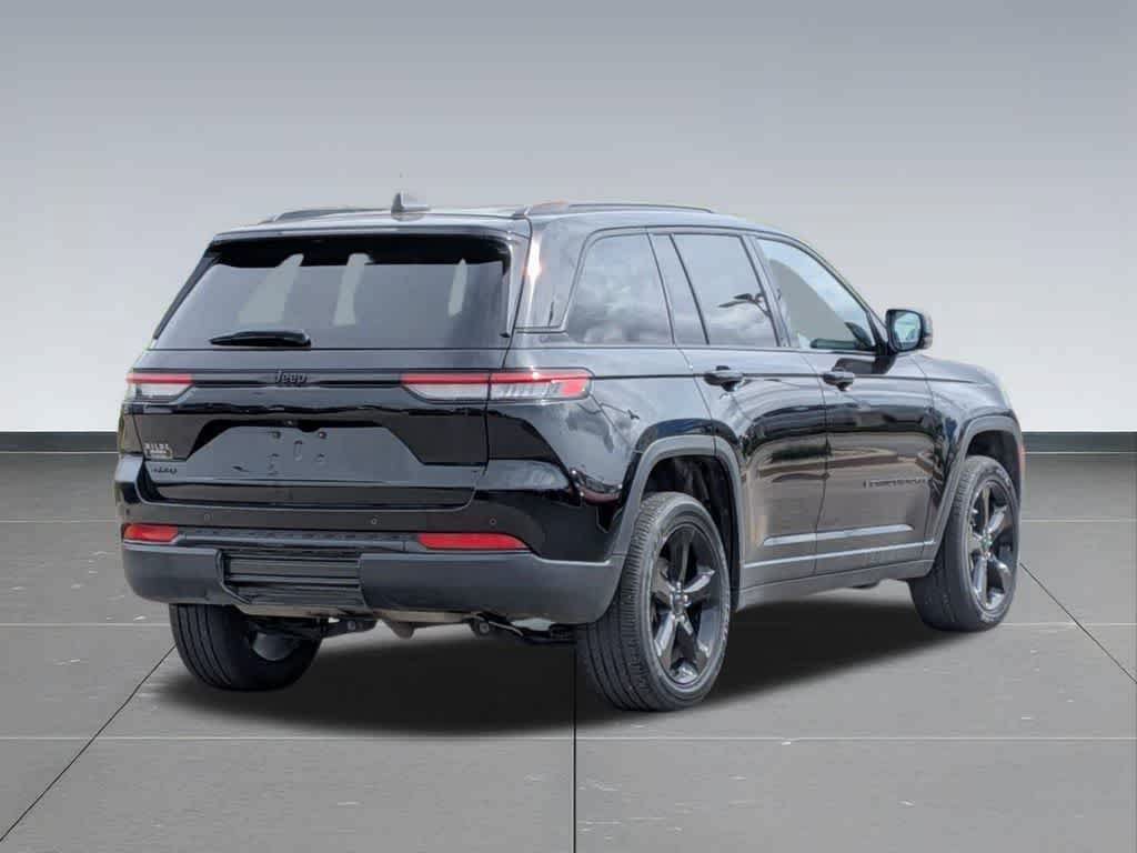 Used 2023 Jeep Grand Cherokee Altitude AWD/4WD image 6