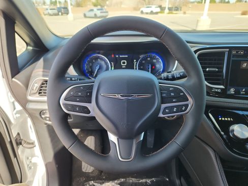 New 2026 Chrysler Pacifica Pinnacle image 13