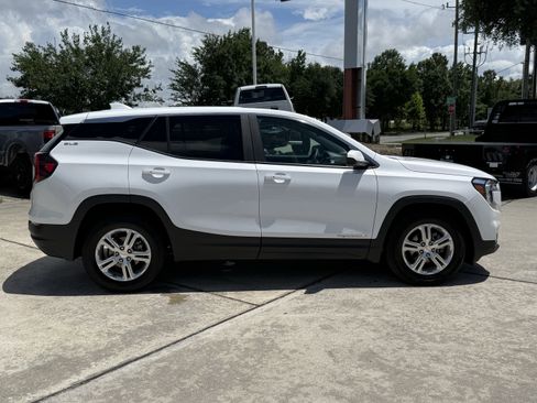 Used 2024 GMC Terrain SLE FWD image 3