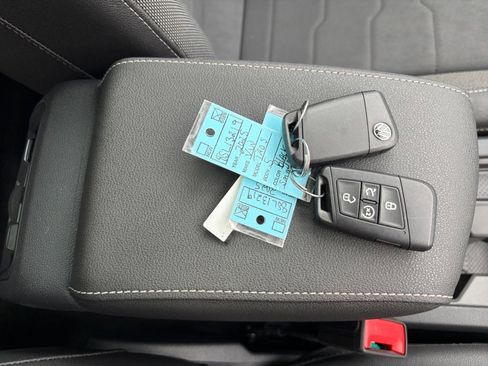 Used 2025 Volkswagen Taos SE image 34