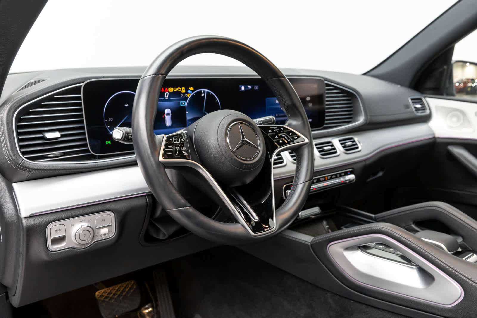 Used 2025 Mercedes-Benz GLS 450 4MATIC image 2
