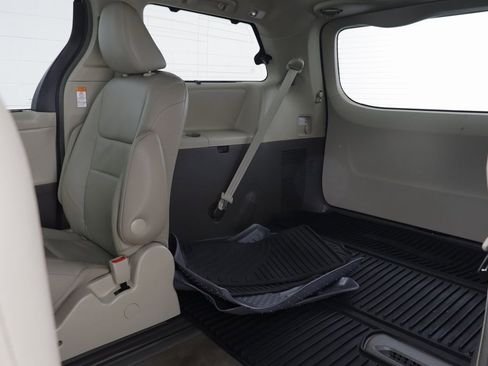 Used 2017 Toyota Sienna XLE image 15