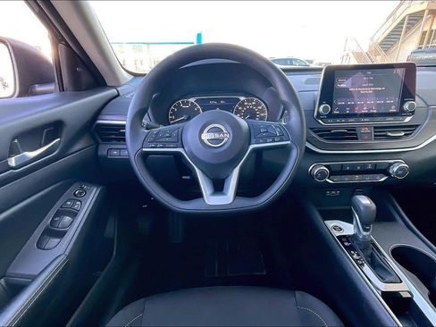 Used 2025 Nissan Altima 2.5 SV image 5