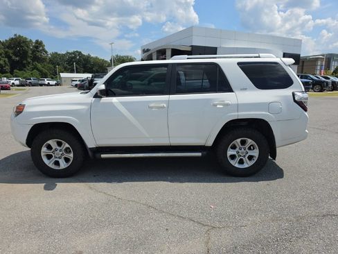 Used 2018 Toyota 4Runner SR5 AWD/4WD image 4