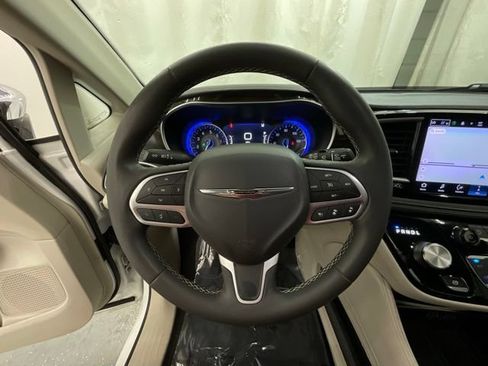 Used 2023 Chrysler Pacifica Limited FWD image 11