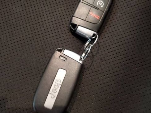 Used 2019 Jeep Grand Cherokee Altitude AWD/4WD image 30