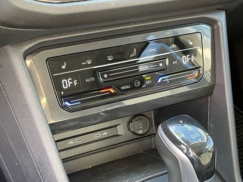 Used 2022 Volkswagen Tiguan SE w/ Panoramic Sunroof Package image 17