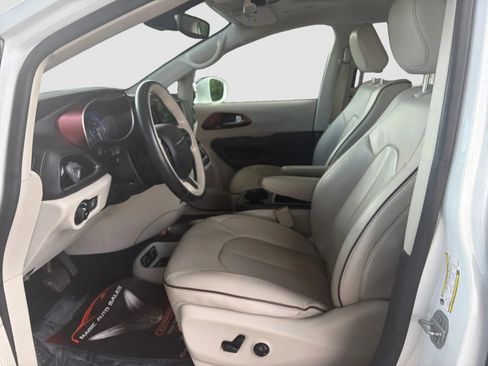Used 2019 Chrysler Pacifica Limited w/ Tire & Wheel Group FWD image 11