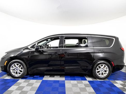 Used 2025 Chrysler Pacifica Select FWD image 8