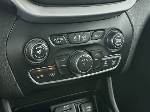 Used 2015 Jeep Cherokee Trailhawk w/ Leather Interior Group AWD/4WD image 18