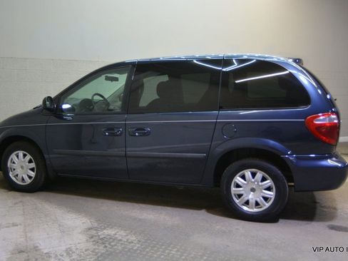 Used 2006 Chrysler Town & Country FWD image 33
