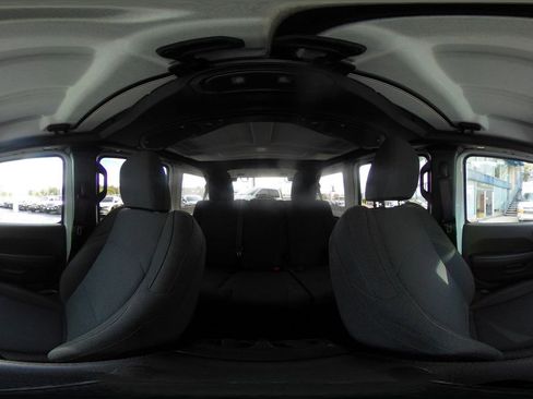 Used 2025 Jeep Wrangler Sahara image 41