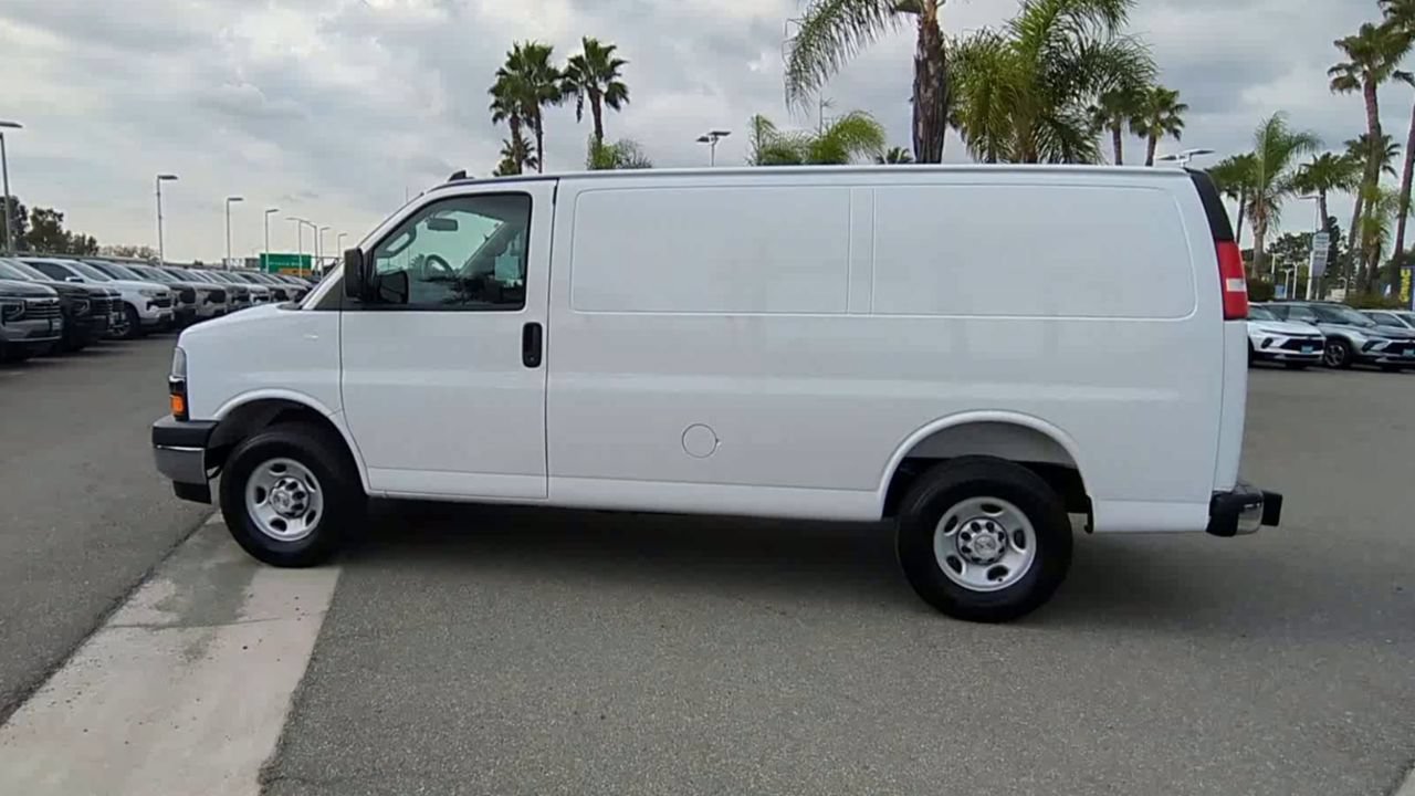 Used 2025 Chevrolet Express 2500 w/ Driver Convenience Package RWD image 5