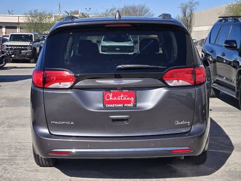 Used 2020 Chrysler Pacifica Touring-L image 10
