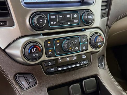 Used 2018 Chevrolet Suburban LT RWD image 17