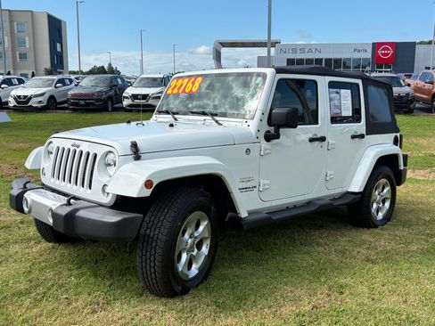 Used 2015 Jeep Wrangler Unlimited Sahara w/ Connectivity Group AWD/4WD image 10