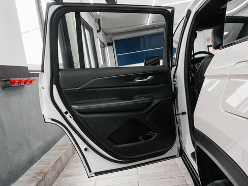 Used 2023 Jeep Grand Cherokee L Laredo image 13