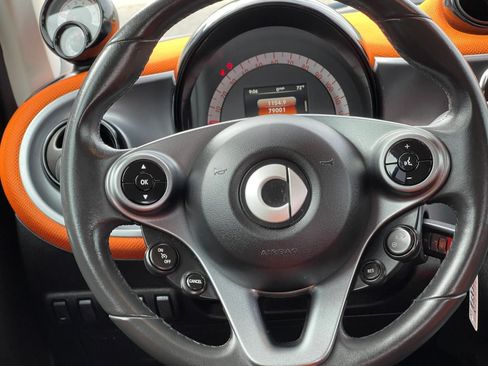 Used 2016 smart fortwo pure RWD image 12