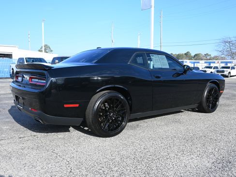 Used 2018 Dodge Challenger SXT image 2