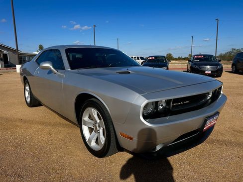 Used 2012 Dodge Challenger SXT image 3