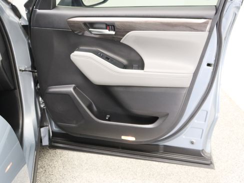 Used 2023 Toyota Highlander Limited FWD image 39