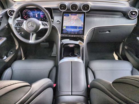 Used 2025 Mercedes-Benz GLC 300 4MATIC image 16