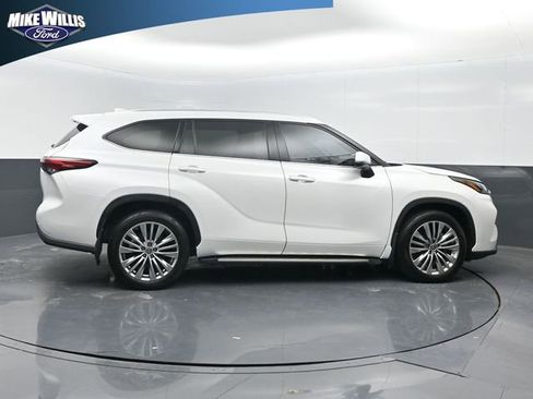 Used 2023 Toyota Highlander Platinum image 27