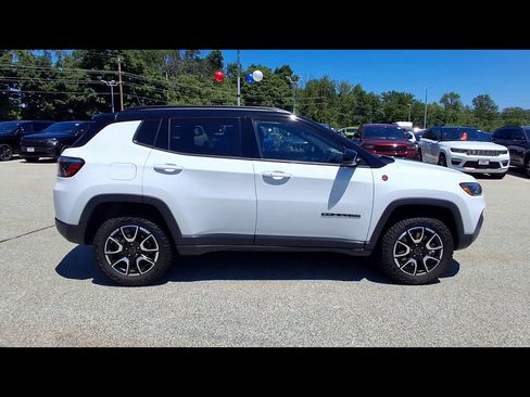 Used 2025 Jeep Compass Trailhawk AWD/4WD image 9