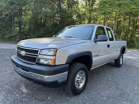 Used 2006 Chevrolet Silverado 2500 W/T w/ Snow Plow Prep Package AWD/4WD image 2